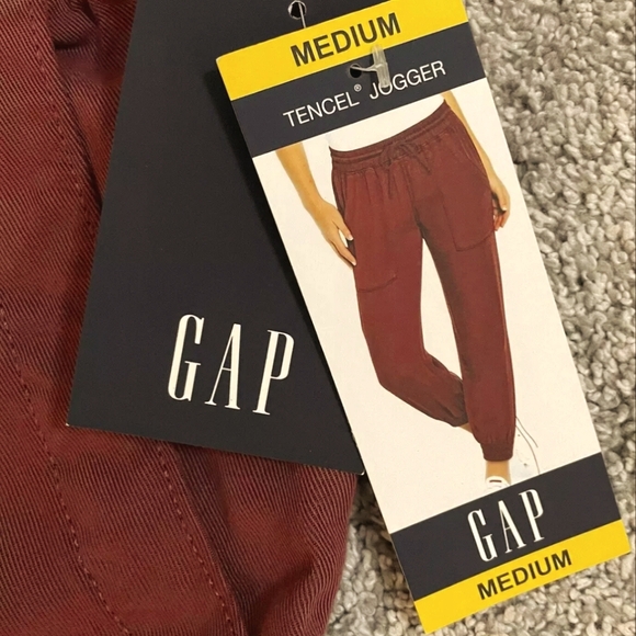 NWT Gap Women's Tencel Jogger Maroon Pull On Everyday Wear Pants - Picture 1 of 15